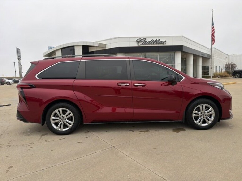 Used 2022 Toyota Sienna XSE Minivan/Van