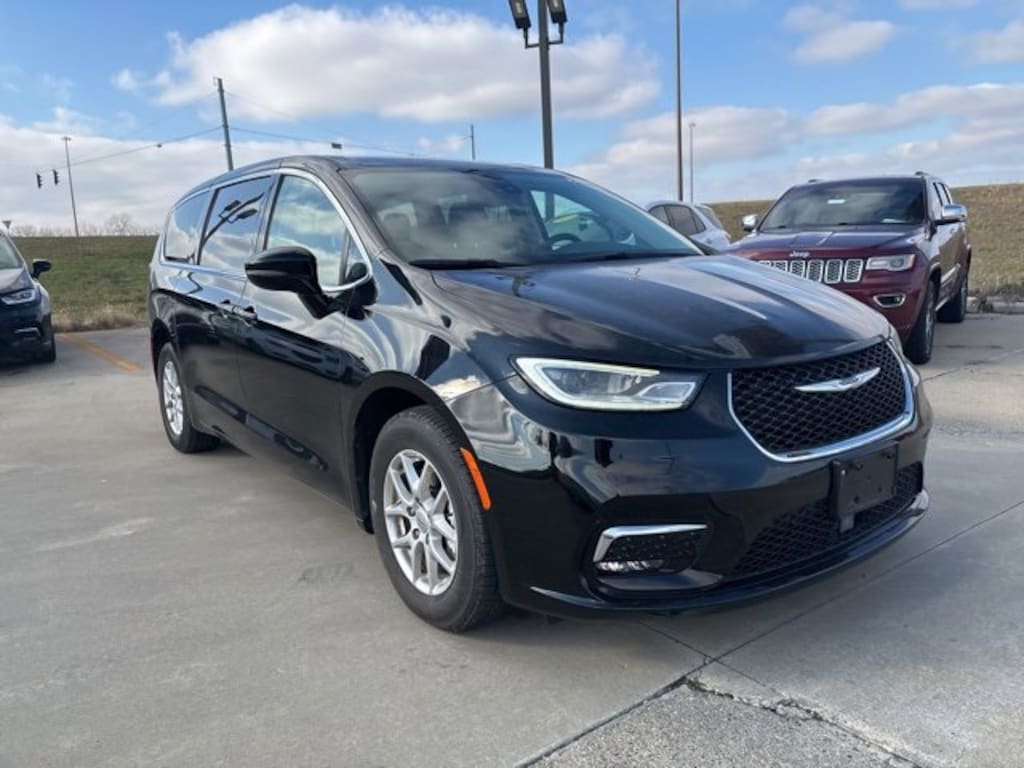 Used 2024 Chrysler Pacifica Touring L