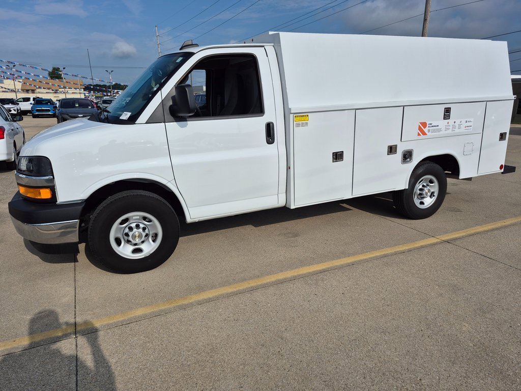 2025 Chevrolet Express Cutaway 3500 photo 3
