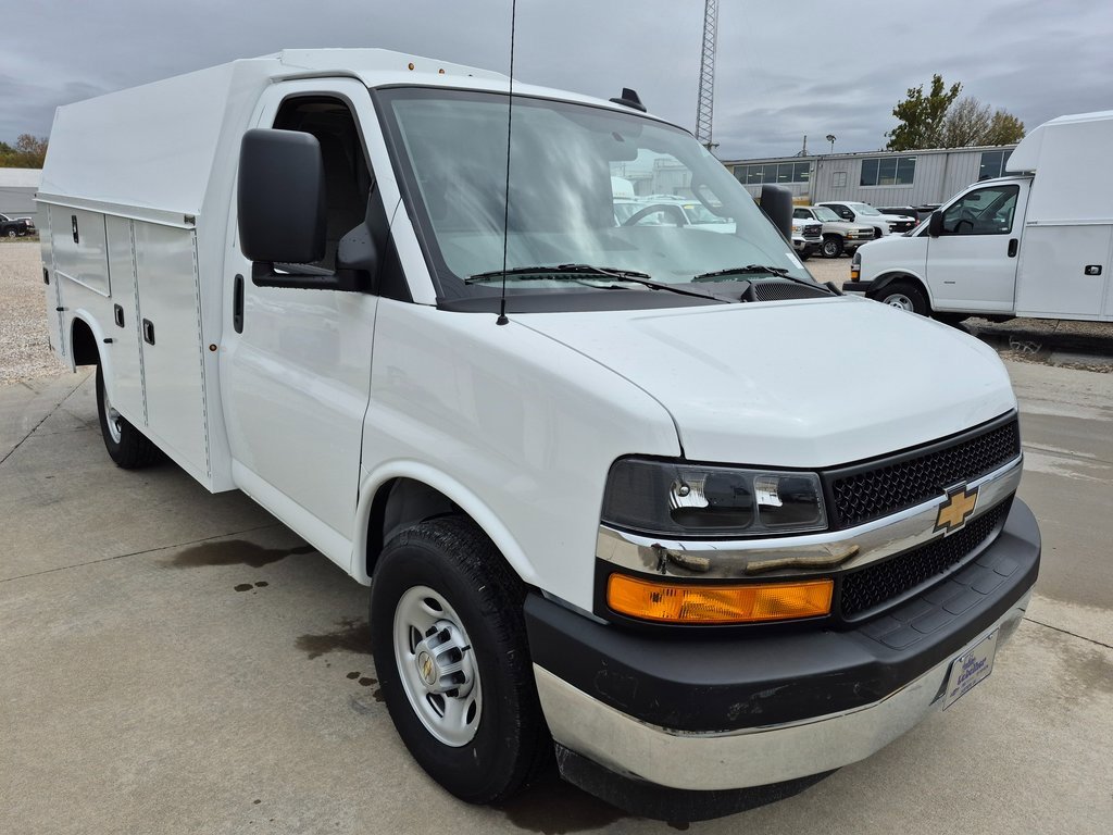 2025 Chevrolet Express Cutaway Base's photo