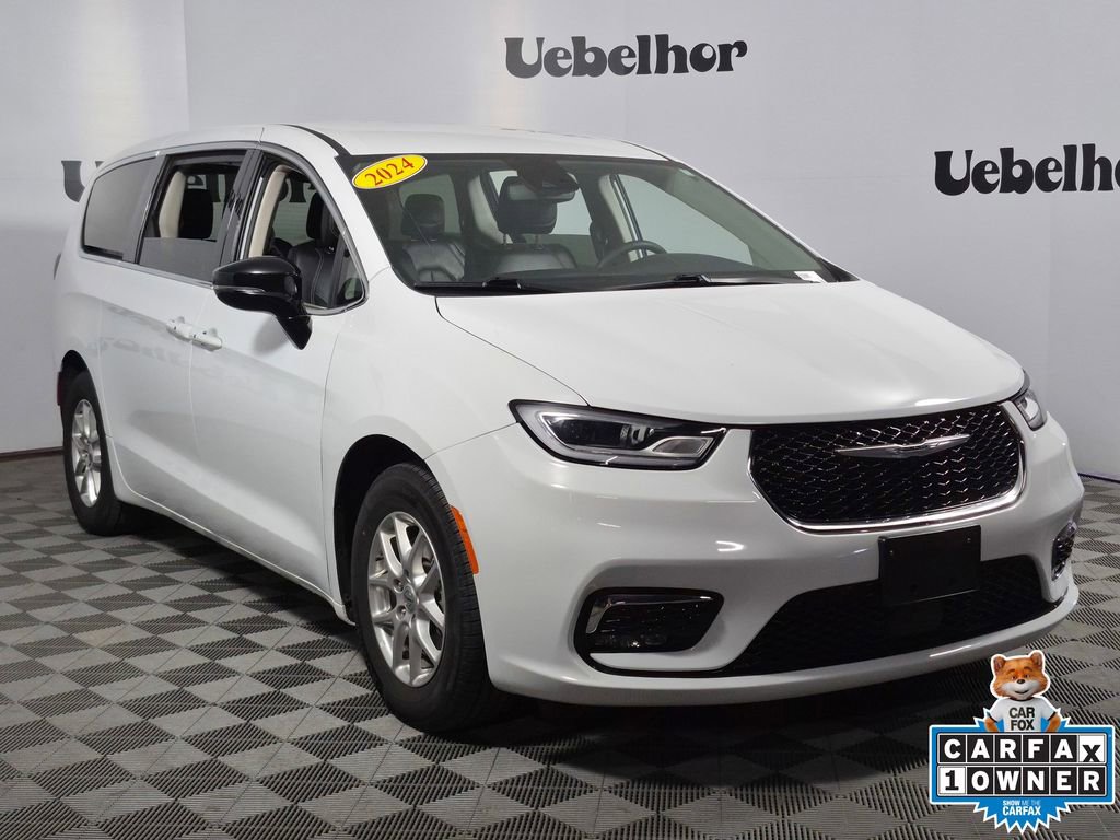 2024 Chrysler Pacifica Touring L's photo