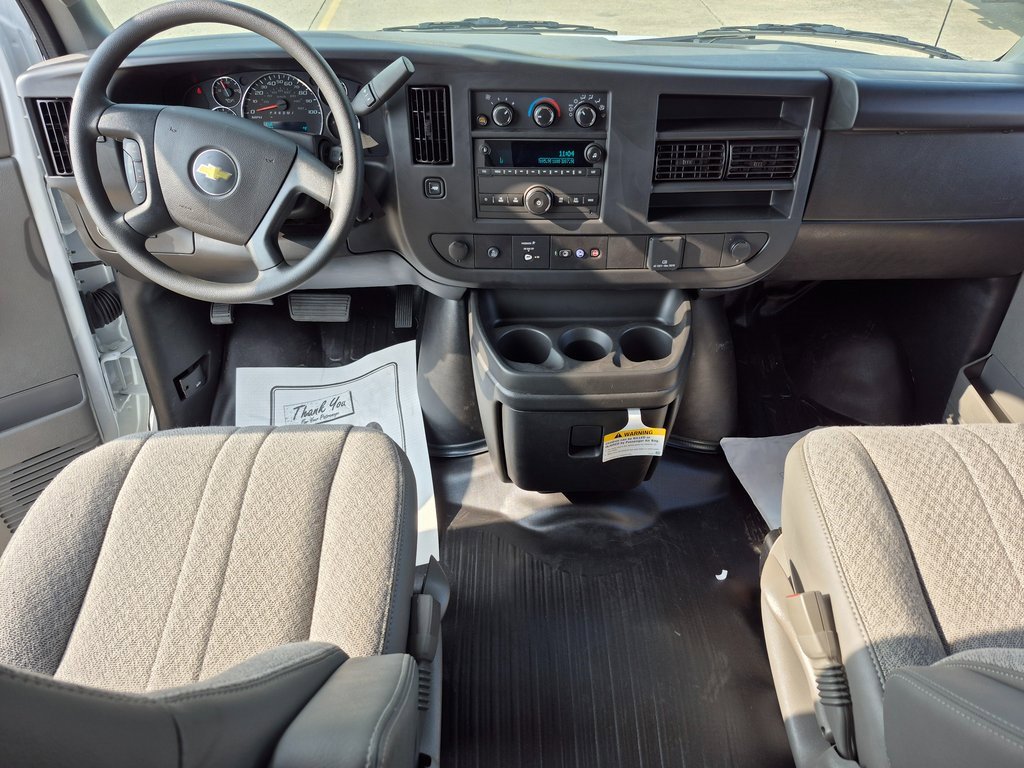 2025 Chevrolet Express Cutaway 3500 photo 2
