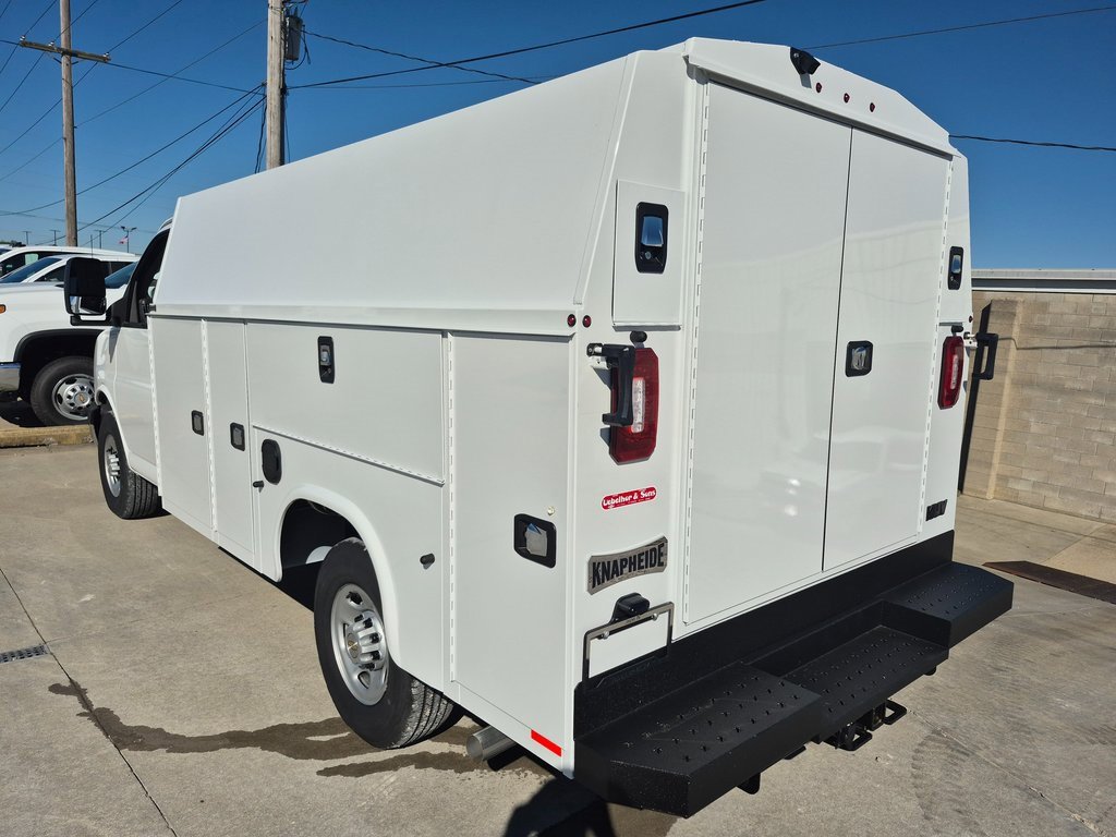 2025 Chevrolet Express 3500 Cutaway Van photo 4