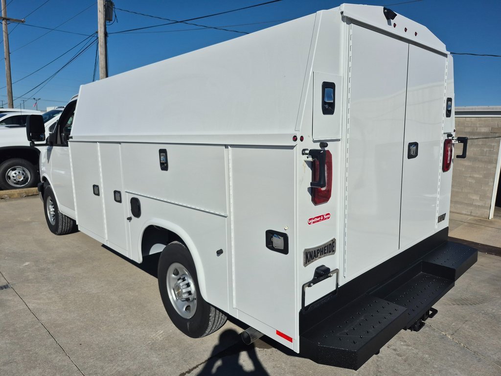 2025 Chevrolet Express 3500 Cutaway Van photo 4