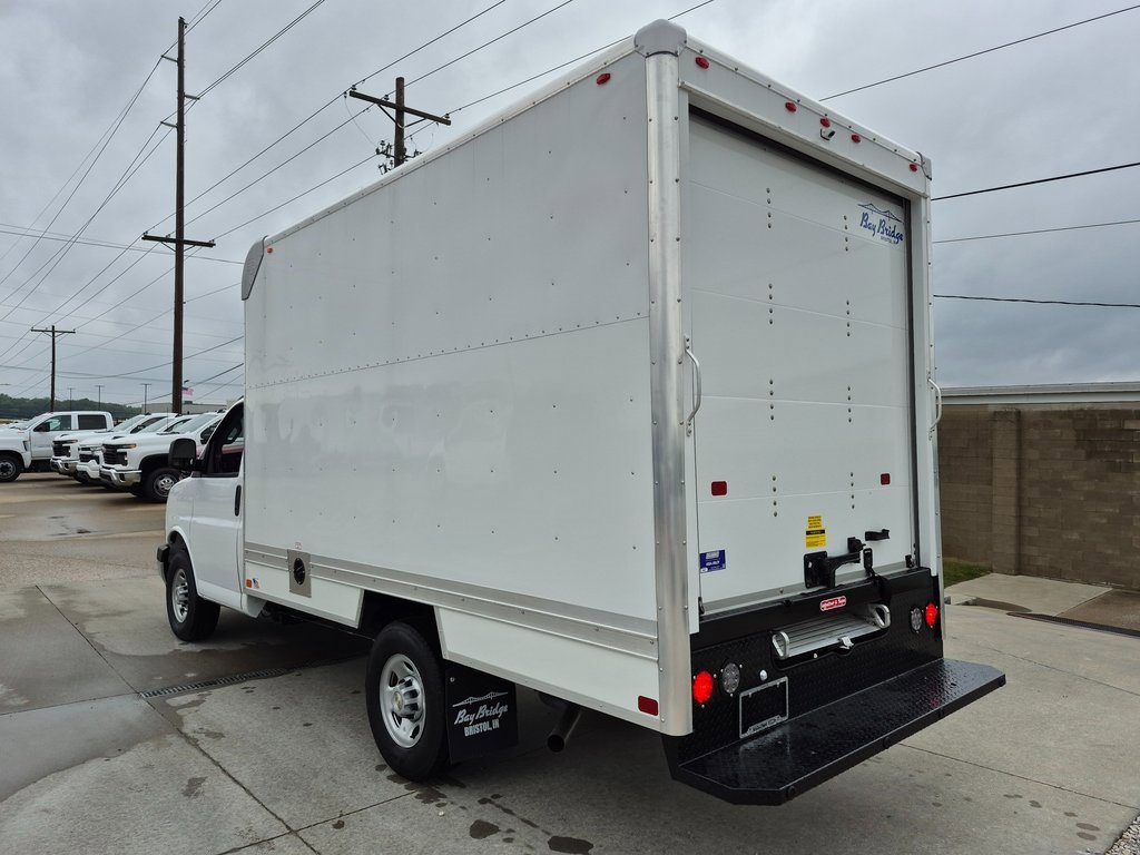 2025 Chevrolet Express 3500 Cutaway Van photo 4