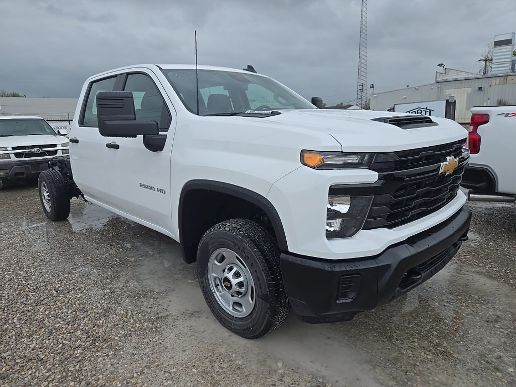 2025 Chevrolet Silverado 2500HD photo 3