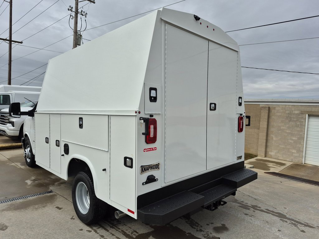 2025 Chevrolet Express 3500 Cutaway Van photo 4