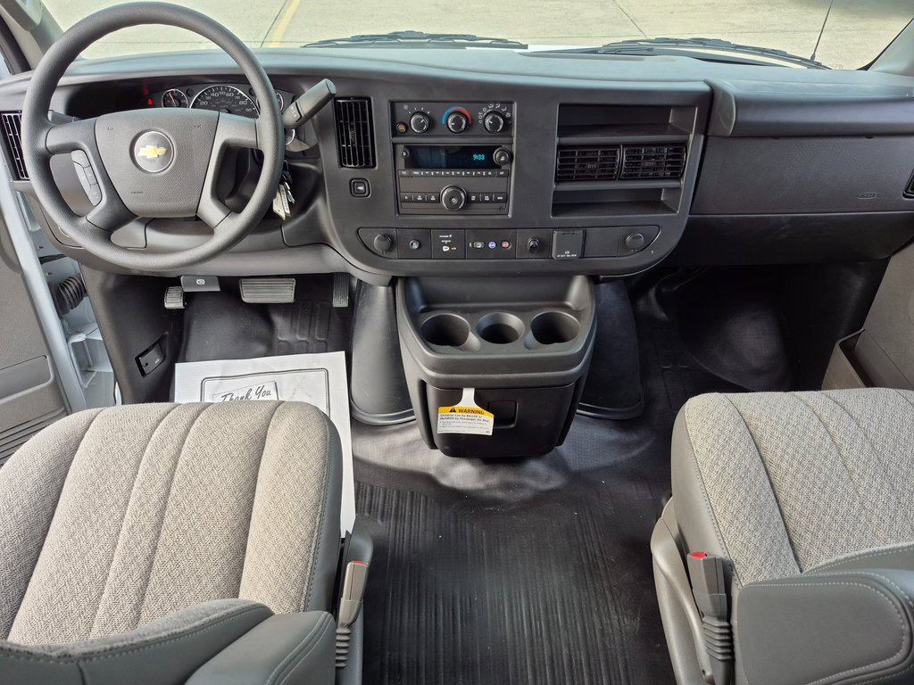 2024 Chevrolet Express Cutaway 3500 photo 2
