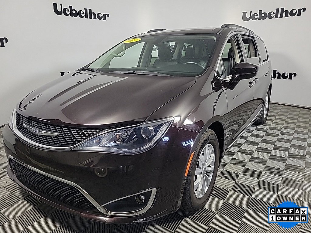 2017 Chrysler Pacifica Touring L photo 3