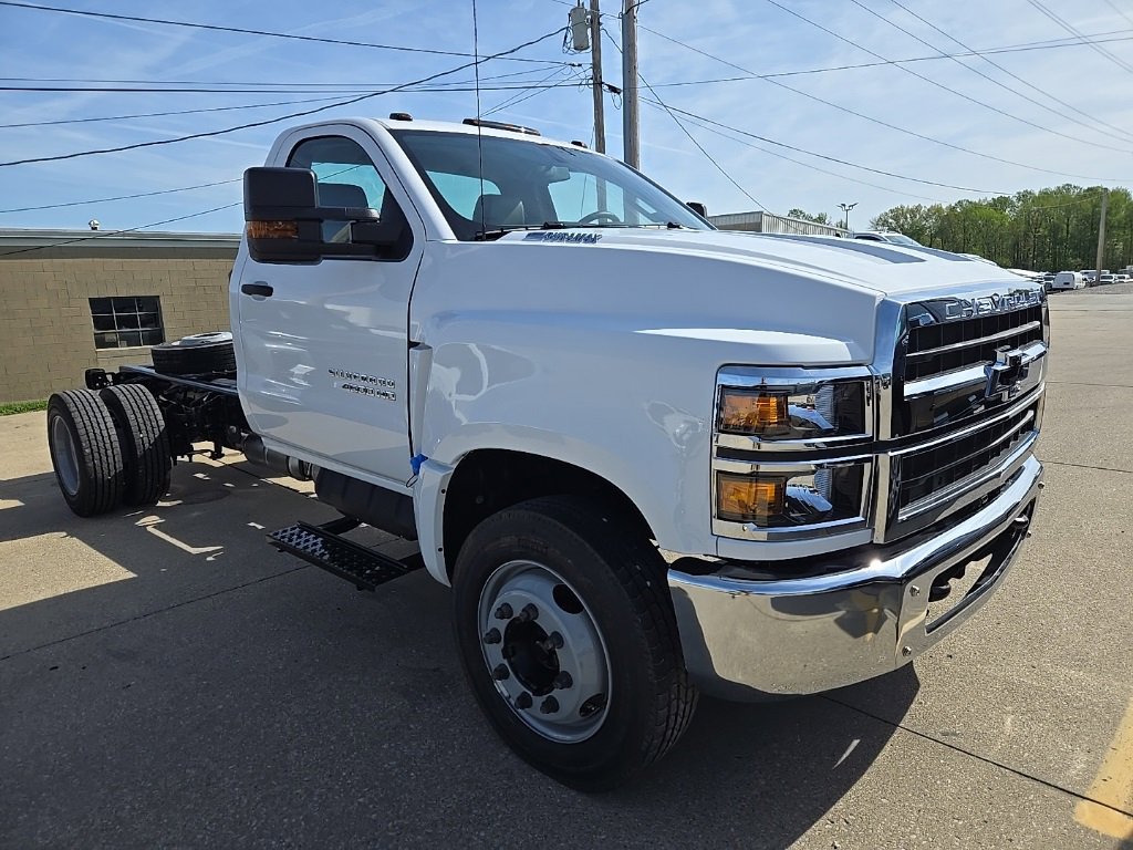 2024 Chevrolet Silverado 4500HD Work Truck photo 3