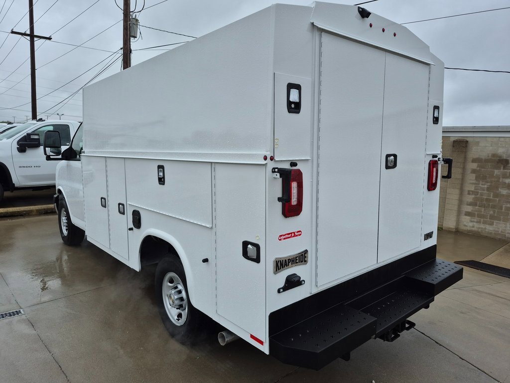 2025 Chevrolet Express 3500 Cutaway Van photo 4