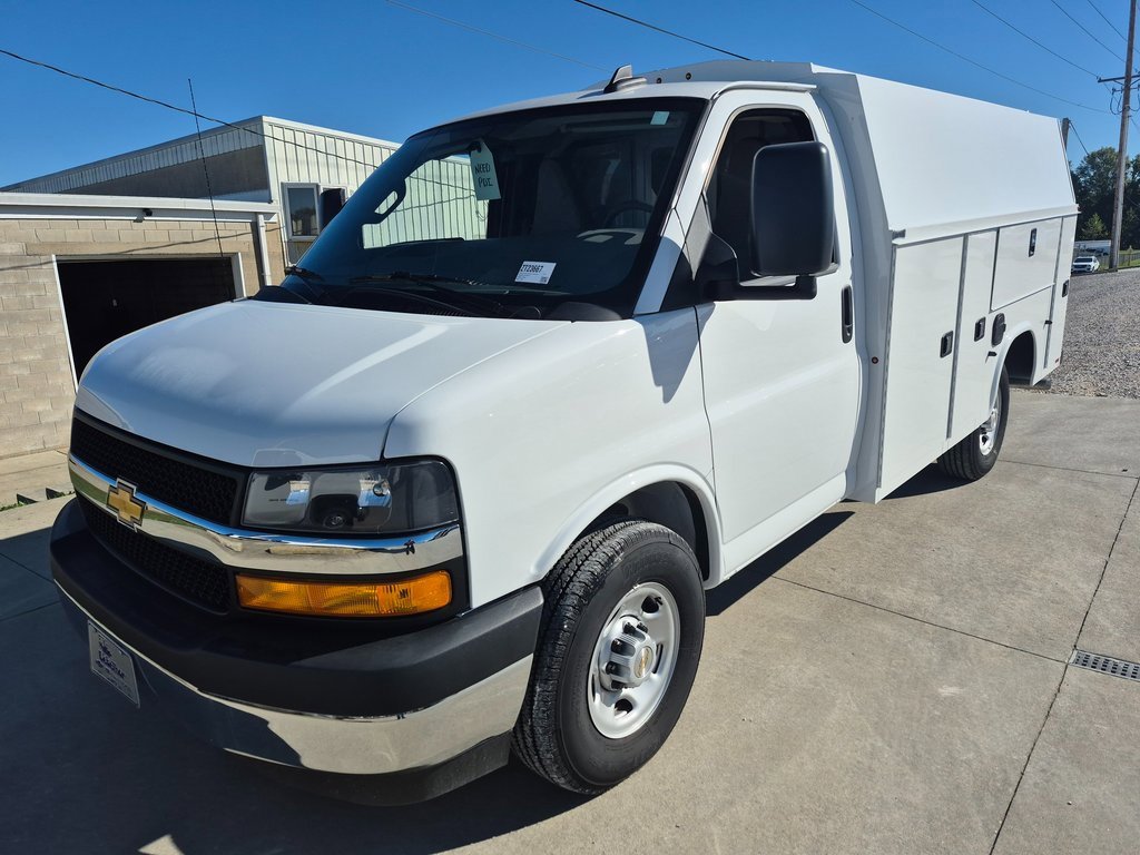 2025 Chevrolet Express 3500 Cutaway Van photo 3