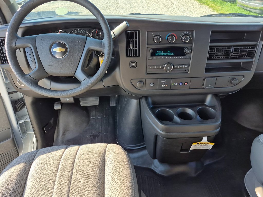 2025 Chevrolet Express 3500 Cutaway Van photo 2