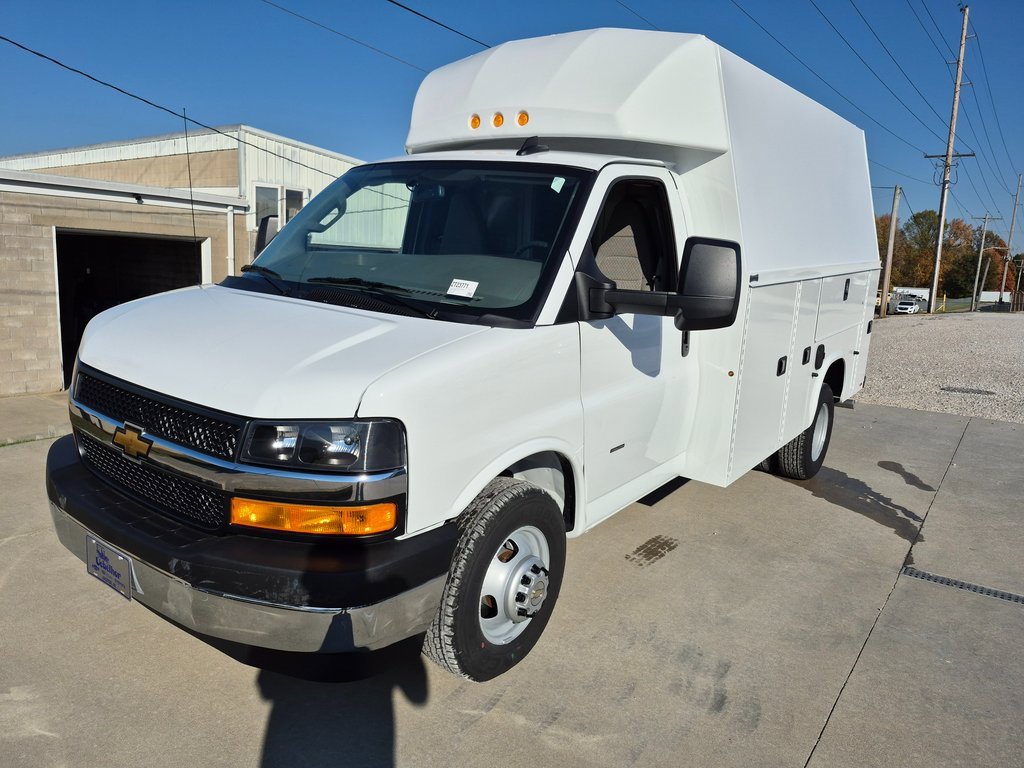 2025 Chevrolet Express 3500 Cutaway Van photo 3