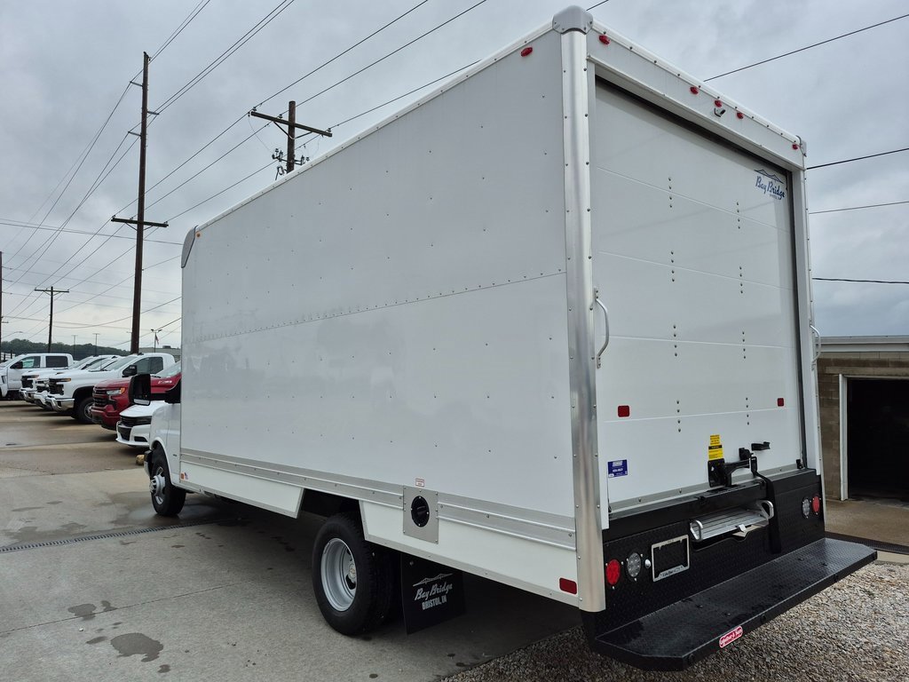 2025 Chevrolet Express 3500 Cutaway Van photo 4