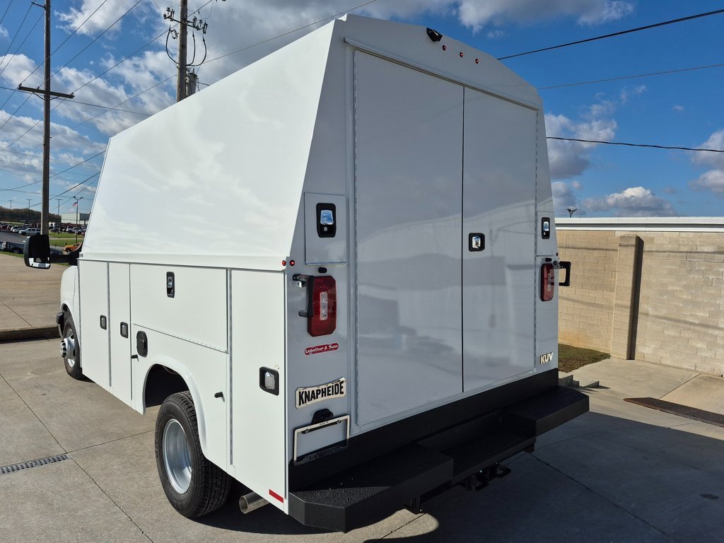 2025 Chevrolet Express 3500 Cutaway Van photo 4