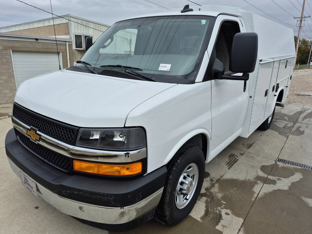 2025 Chevrolet Express 3500 Cutaway Van photo 3