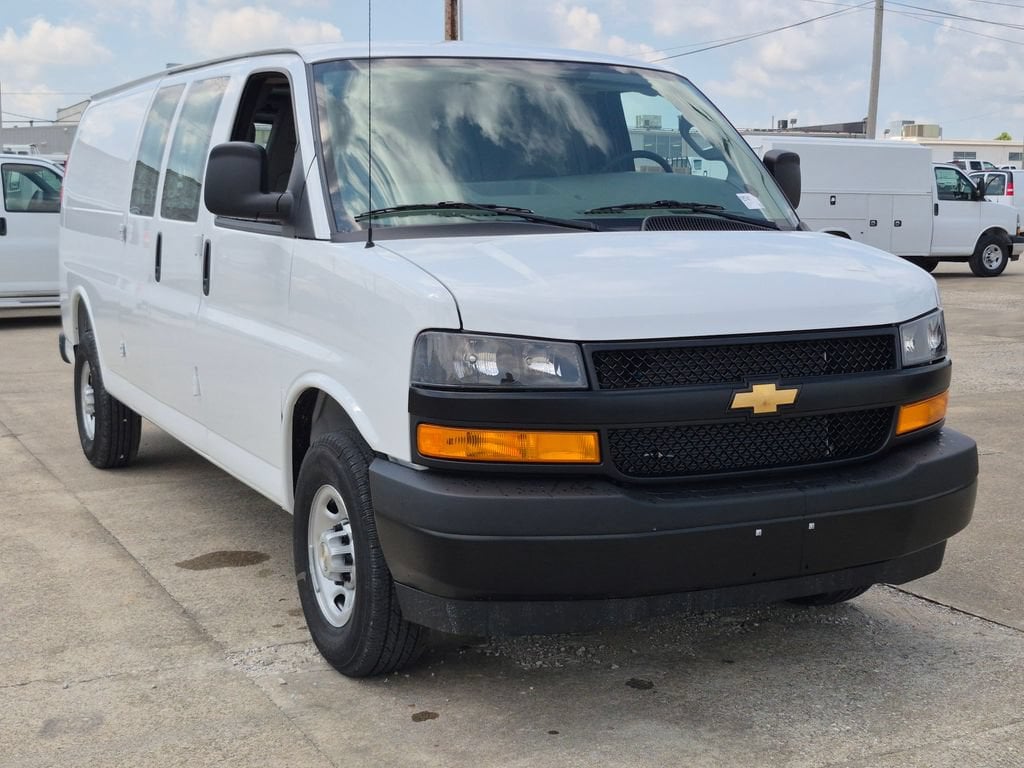 2026 Chevrolet Express 2500 Extended Work Van HD's photo