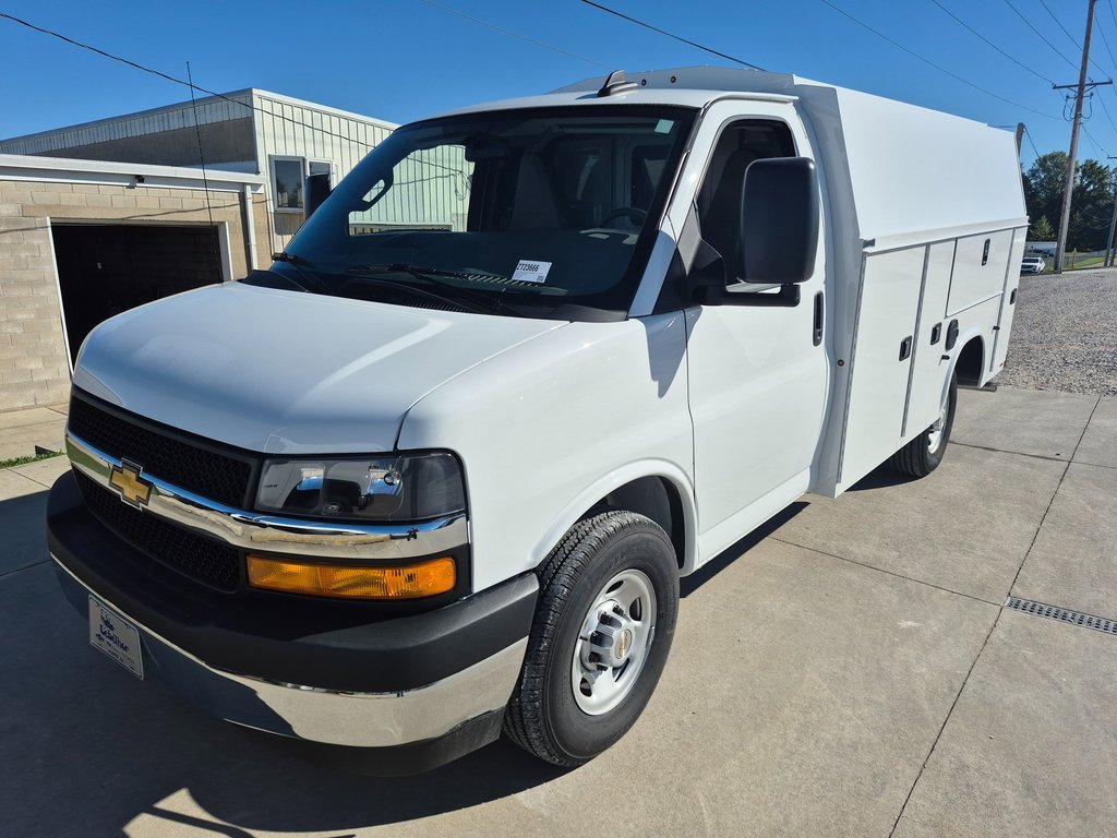 2025 Chevrolet Express 3500 Cutaway Van photo 3