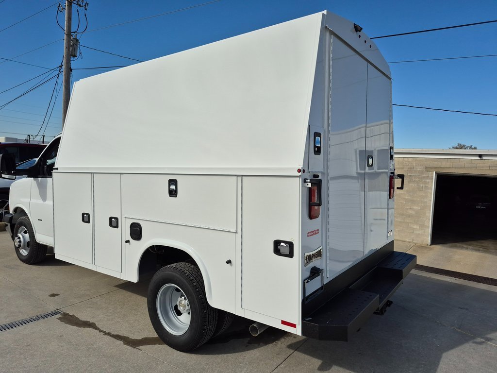 2025 Chevrolet Express 3500 Cutaway Van photo 4