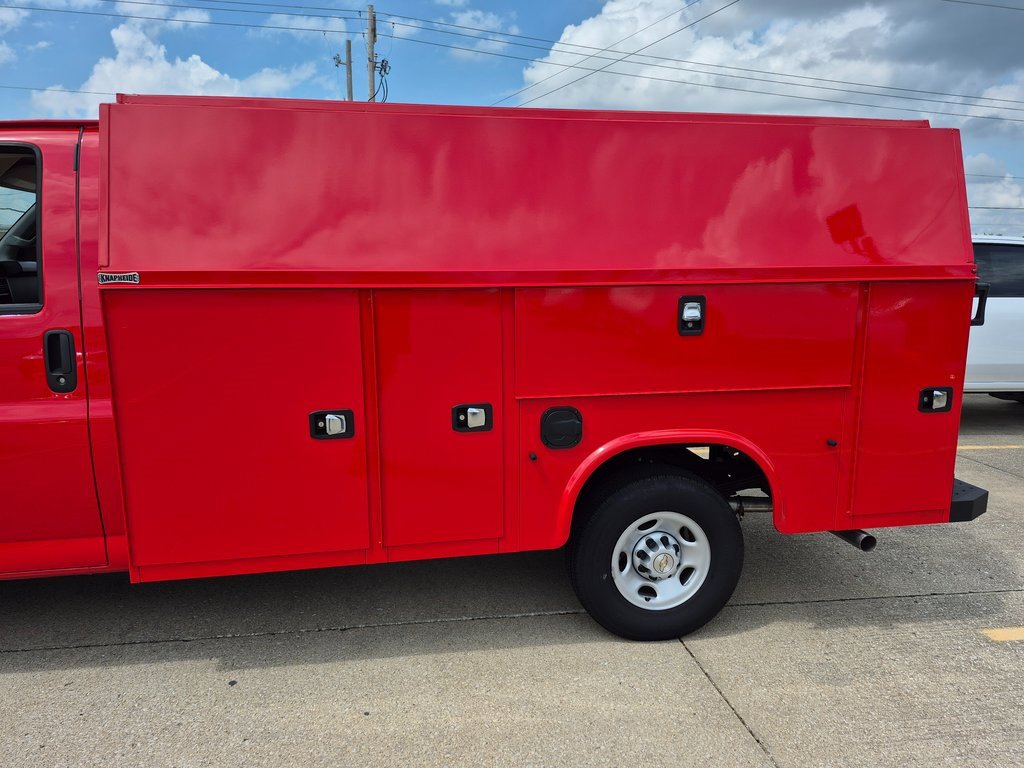 2024 Chevrolet Express 3500 Cutaway Van photo 4