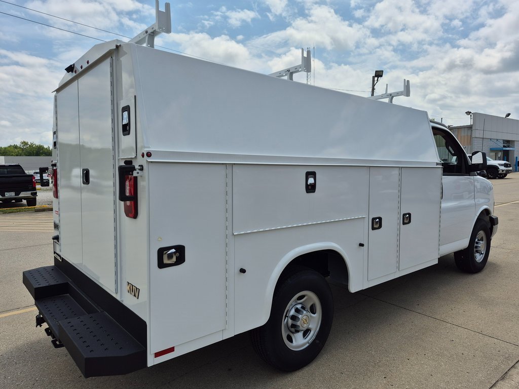 2024 Chevrolet Express 3500 Cutaway Van photo 4