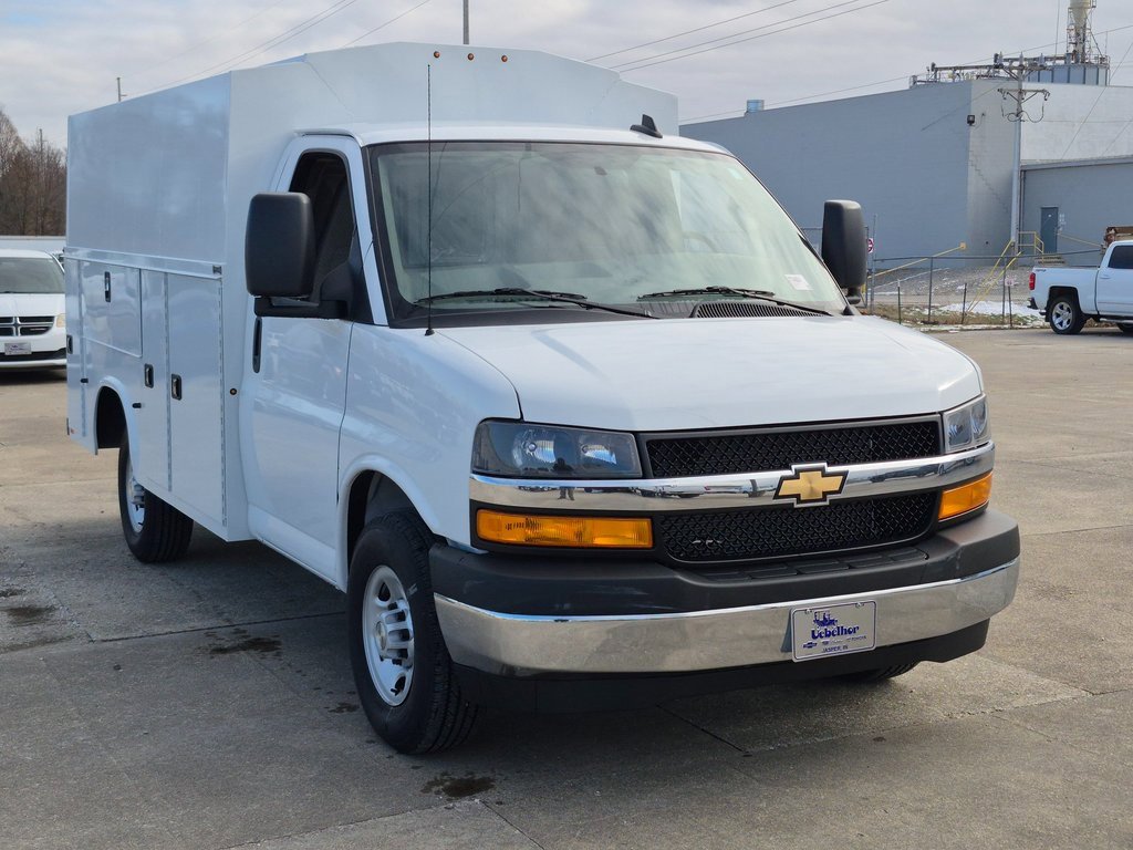 2025 Chevrolet Express Cutaway Base's photo