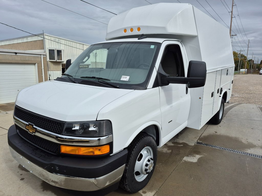 2025 Chevrolet Express 3500 Cutaway Van photo 3