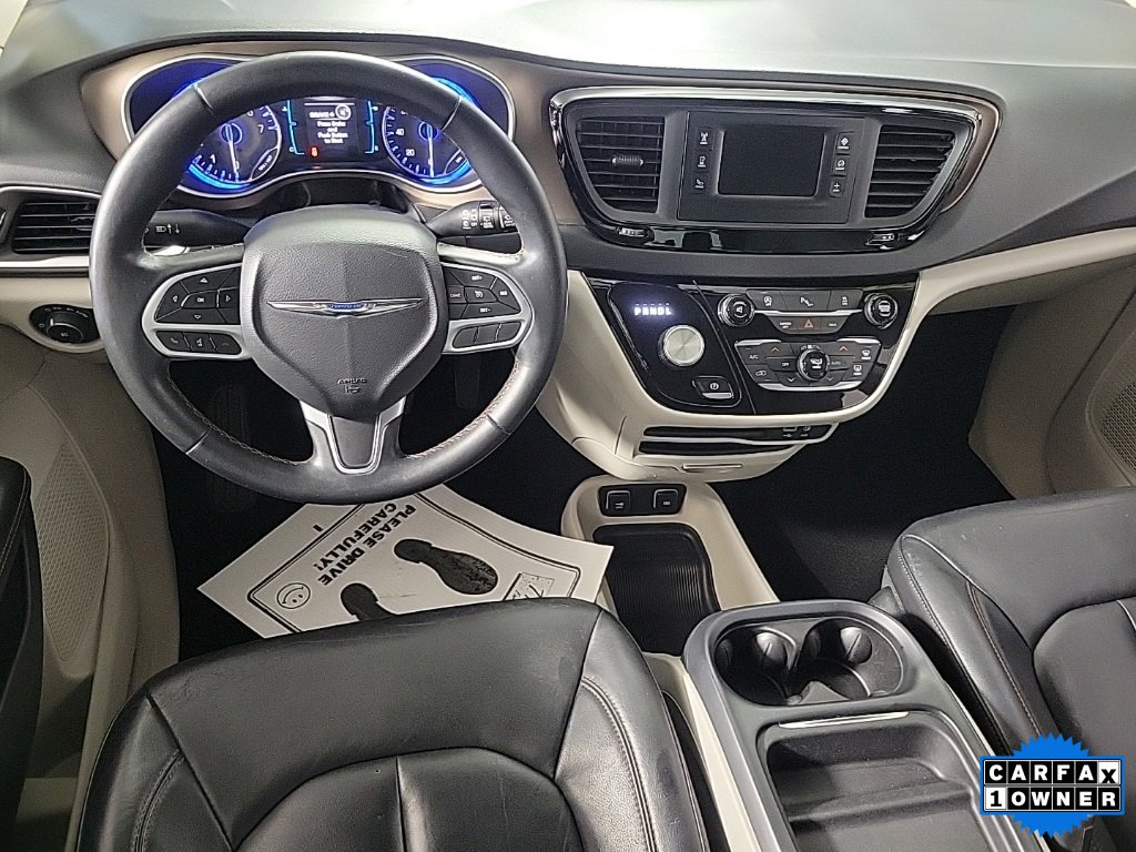 2017 Chrysler Pacifica Touring L photo 2