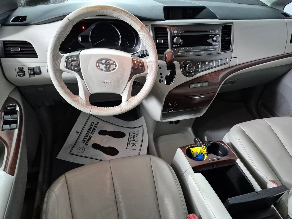 2013 Toyota Sienna XLE photo 2