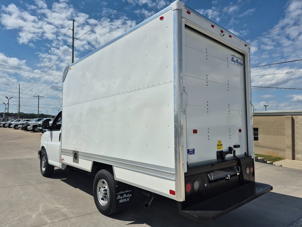 2025 Chevrolet Express 3500 Cutaway Van photo 4