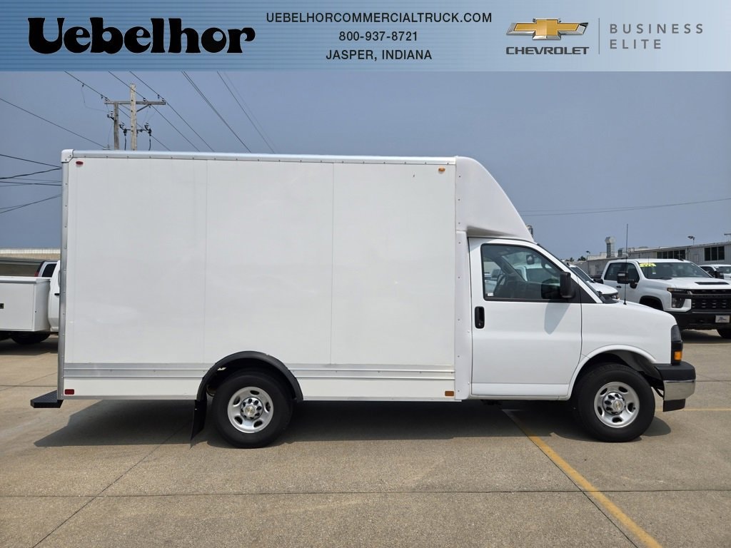 2025 Chevrolet Express Cutaway Base's photo