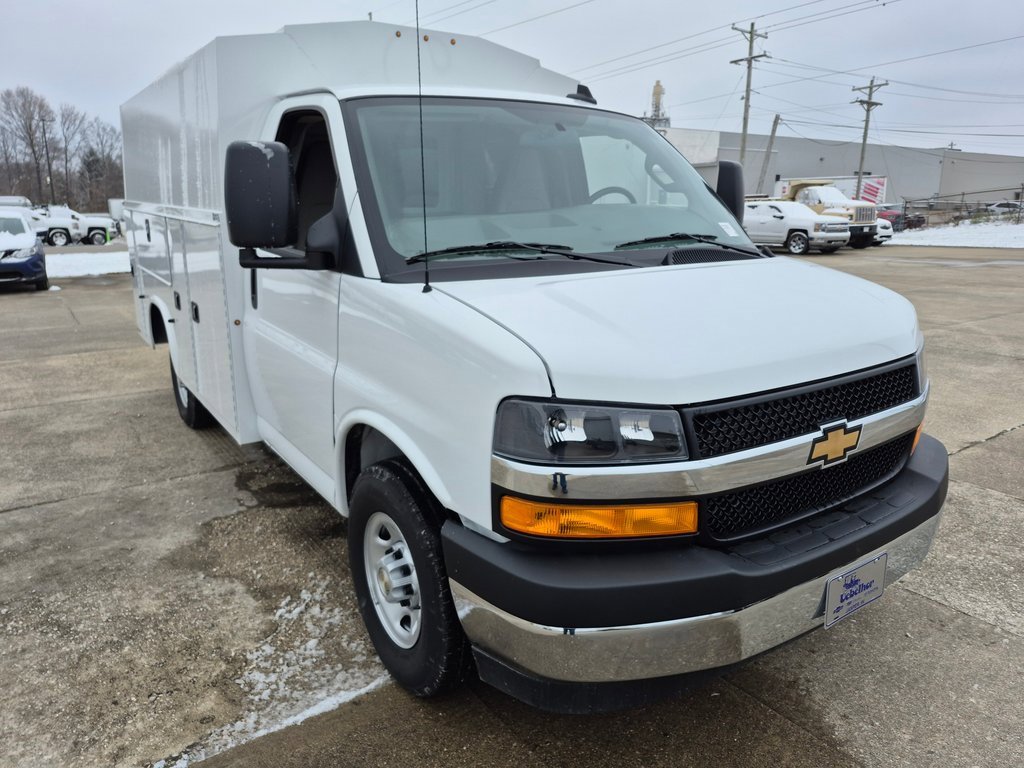 2025 Chevrolet Express Cutaway Base's photo