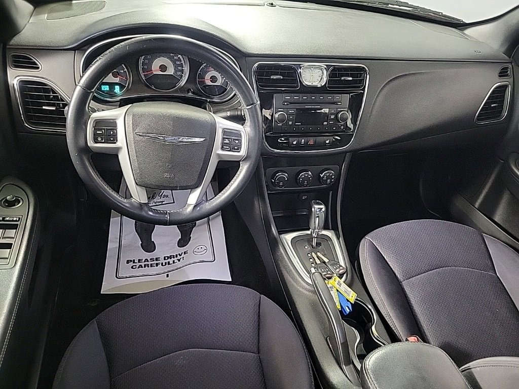 2013 Chrysler 200 Touring photo 2