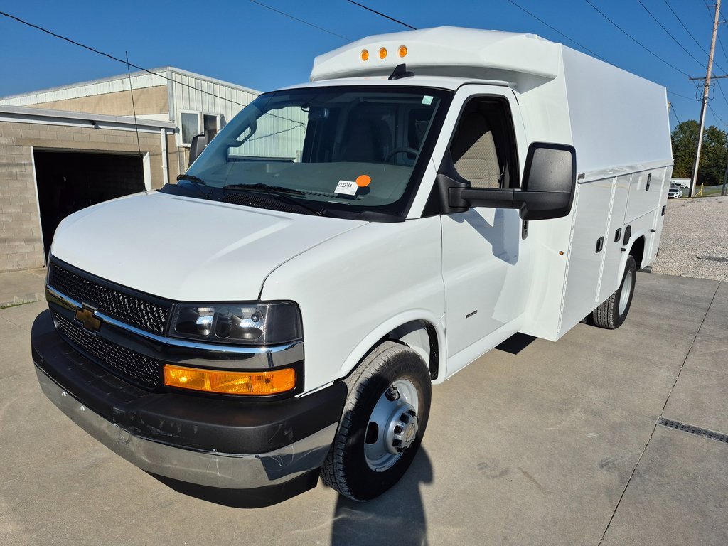 2025 Chevrolet Express 3500 Cutaway Van photo 3