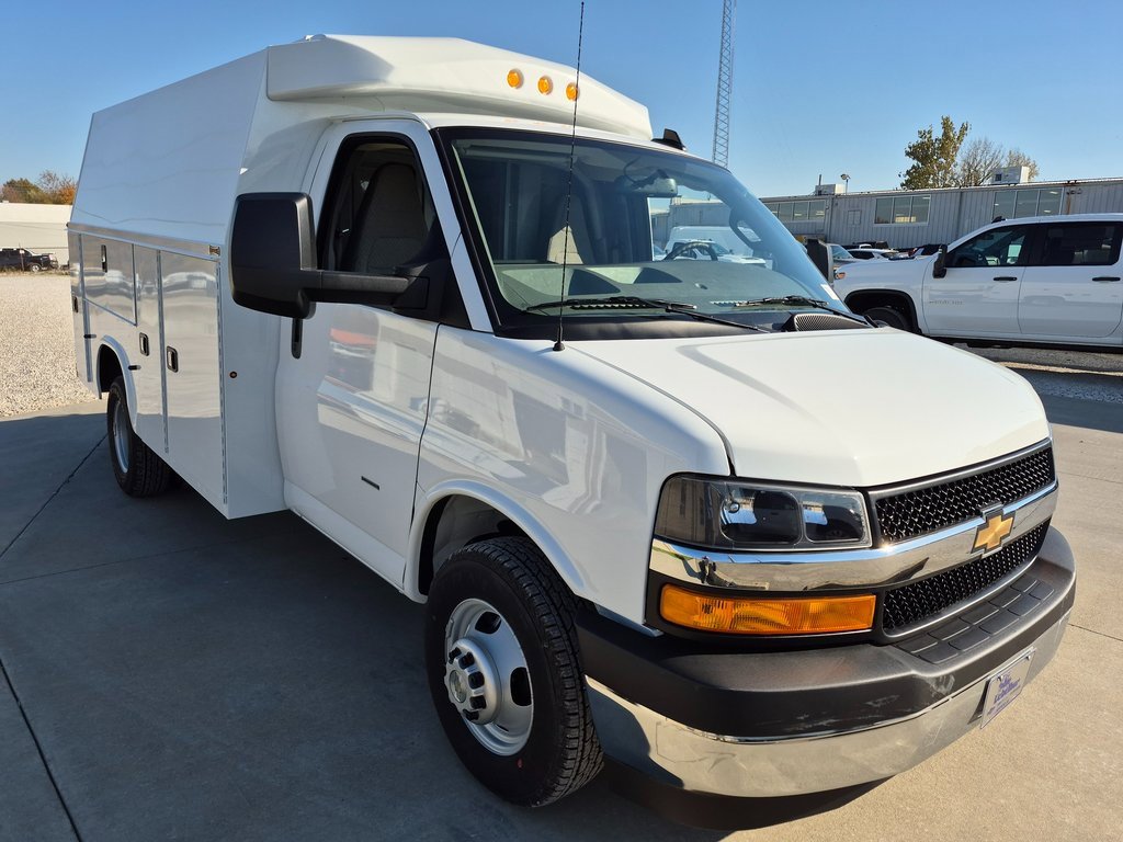 2025 Chevrolet Express Cutaway Base's photo