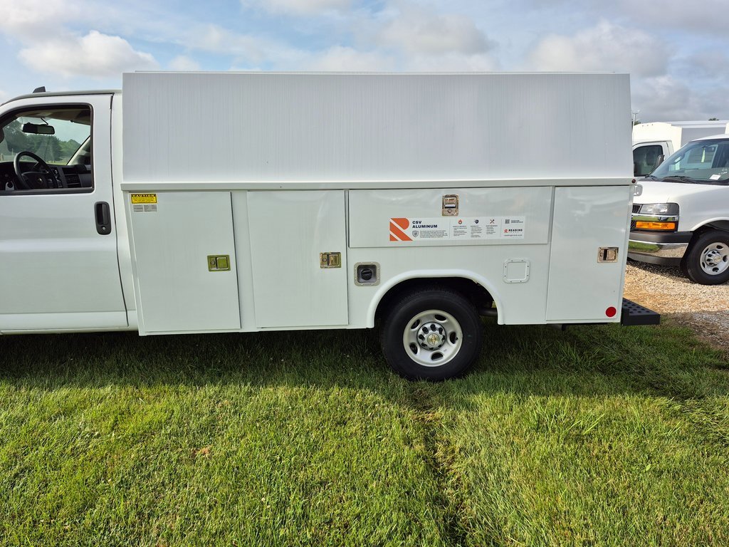 2025 Chevrolet Express Cutaway 3500 photo 3