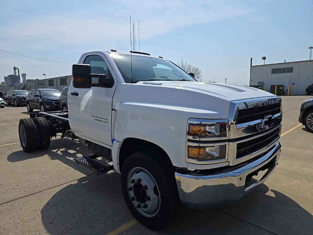 2023 Chevrolet Silverado 5500HD Work Truck photo 3