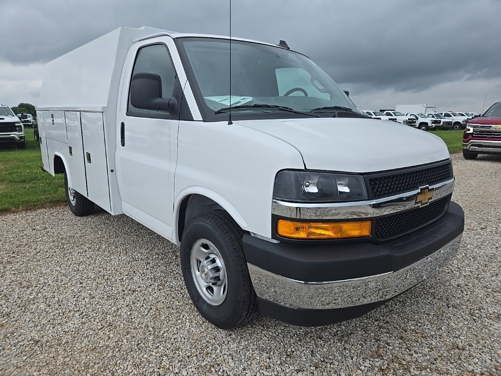 2025 Chevrolet Express Cutaway Base's photo