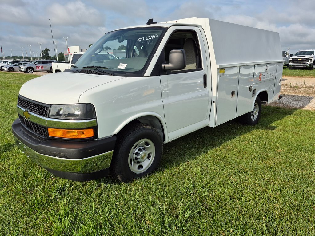 2025 Chevrolet Express Cutaway 3500 photo 2