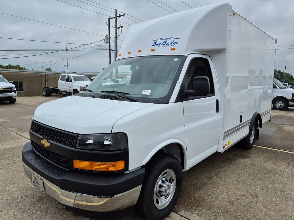 2025 Chevrolet Express 3500 Cutaway Van photo 3