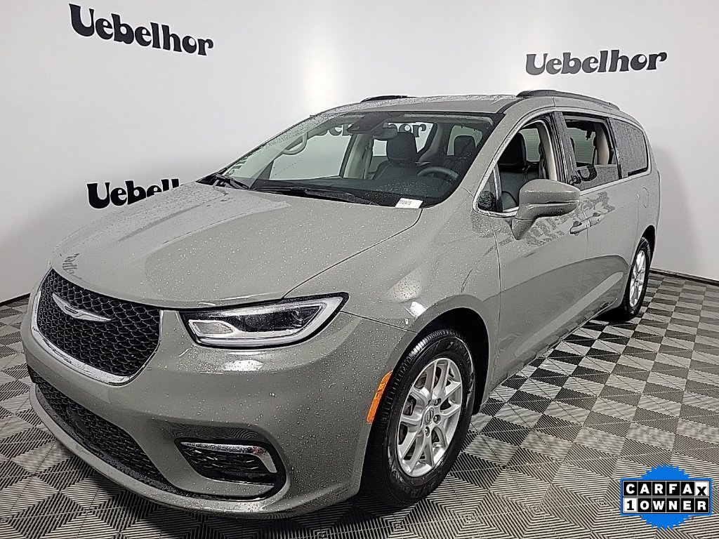 2022 Chrysler Pacifica Touring L photo 3