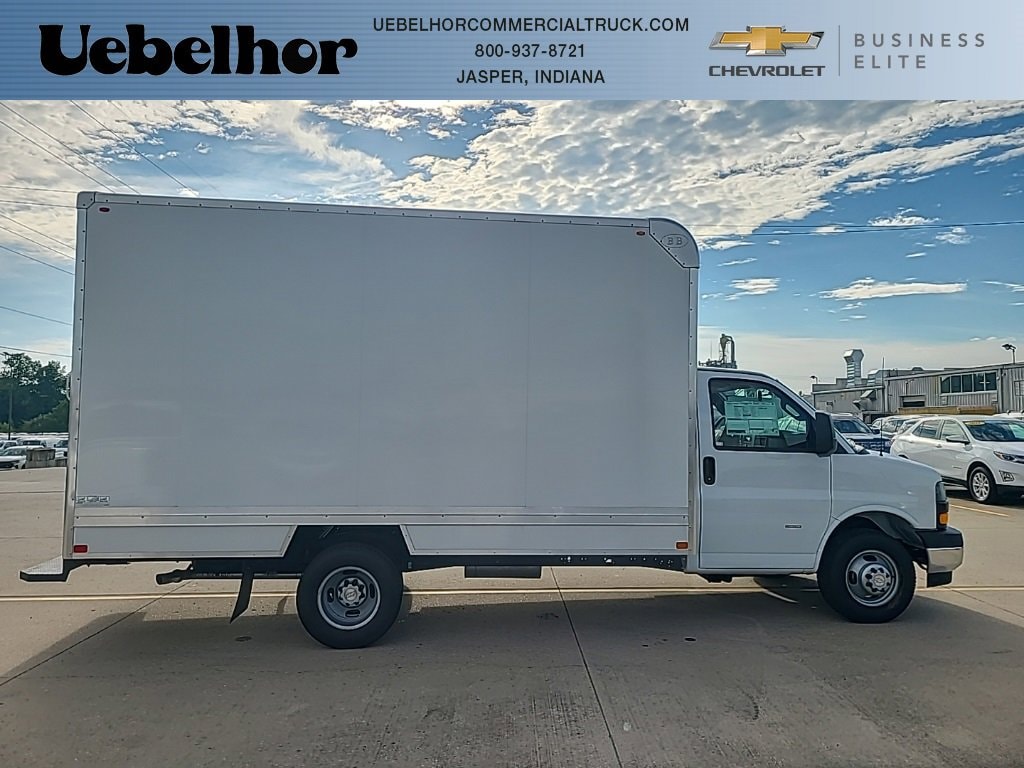 2024 Chevrolet Express Cutaway Base's photo