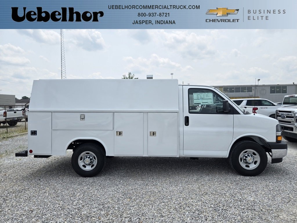 2025 Chevrolet Express Cutaway Base's photo