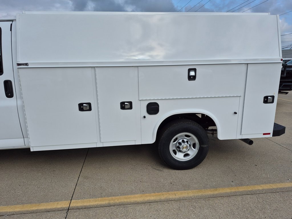 2024 Chevrolet Express Cutaway 3500 photo 4