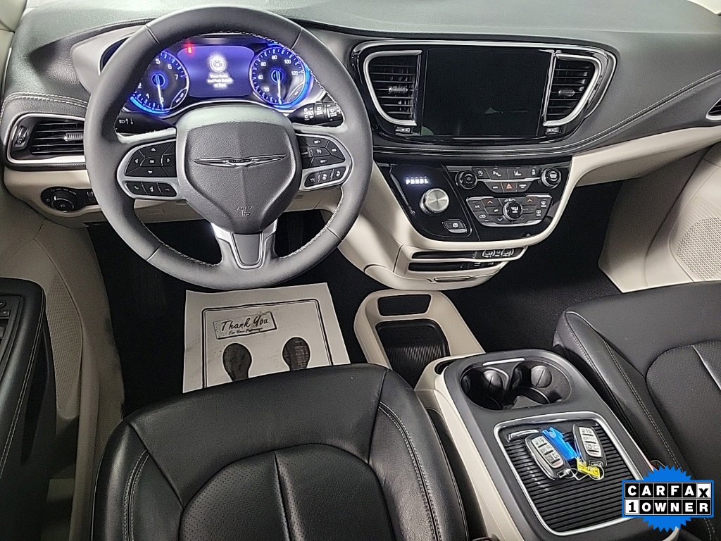 2022 Chrysler Pacifica Touring L photo 2