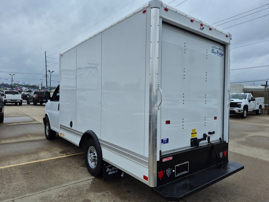 2025 Chevrolet Express 3500 Cutaway Van photo 4