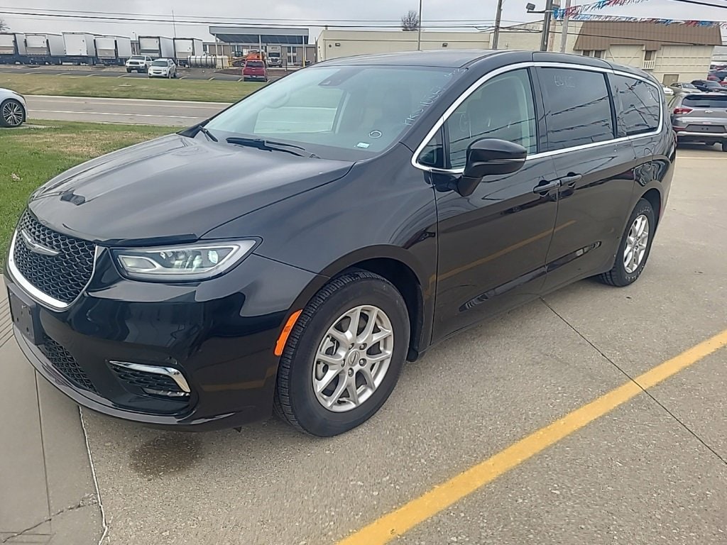2023 Chrysler Pacifica Touring L's photo