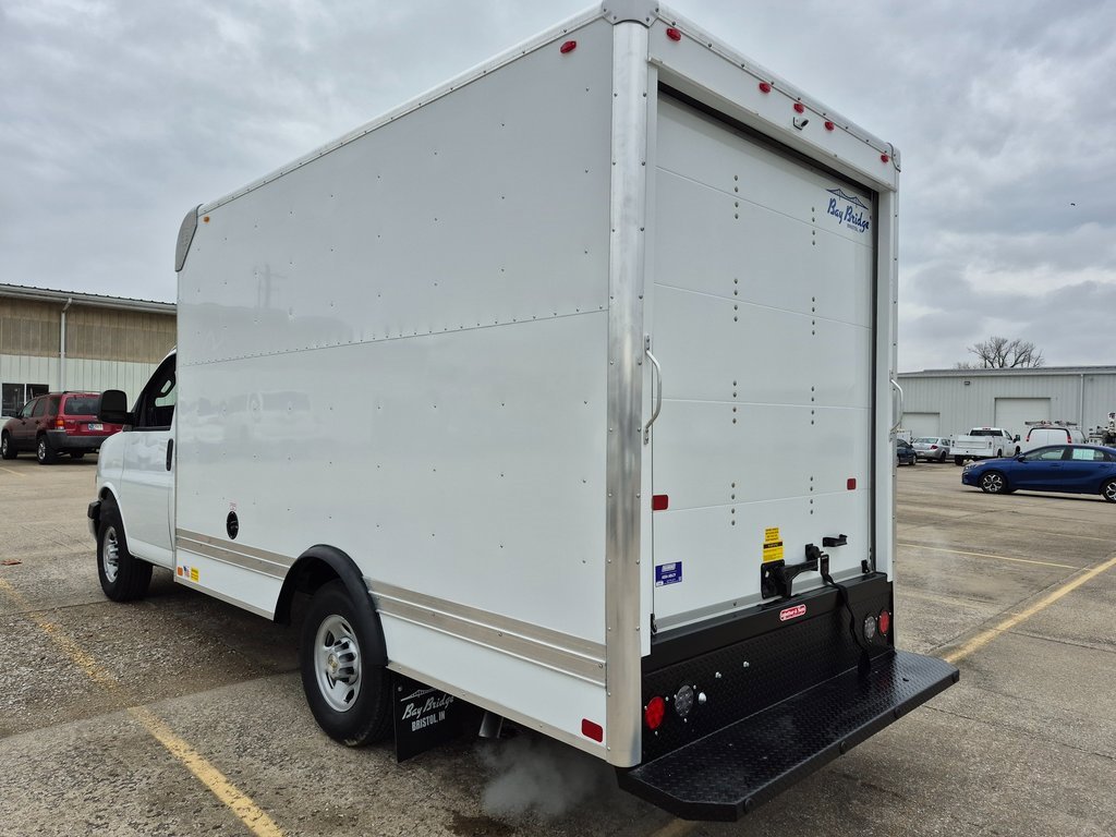 2025 Chevrolet Express 3500 Cutaway Van photo 4