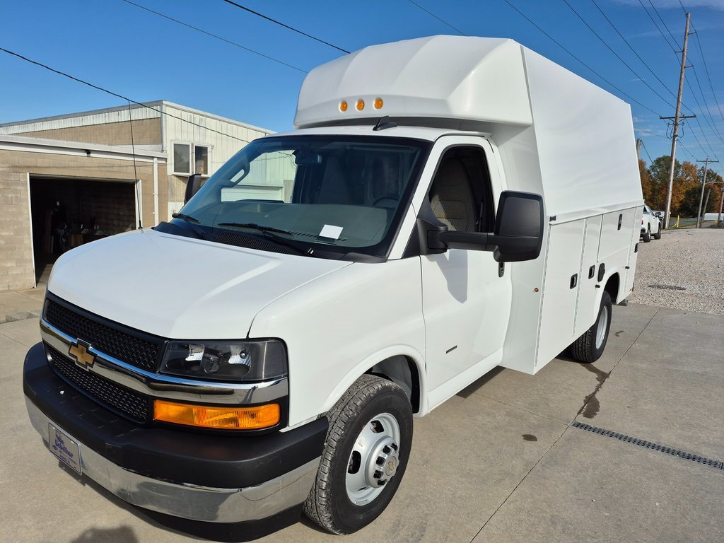 2025 Chevrolet Express 3500 Cutaway Van photo 3